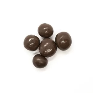 trozos de frutilla cubiertas de una capa de chocolate